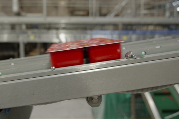 Rifrattometro per concentrato di pomodoro: come tenere la linea sempre a regime 6 onfezioni di prodotto finito su nastro trasportatore in una linea alimentare