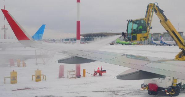 Deicing aeroportuale, come gestirlo nel tuo WWT? 1 Aereo in fase di deicing
