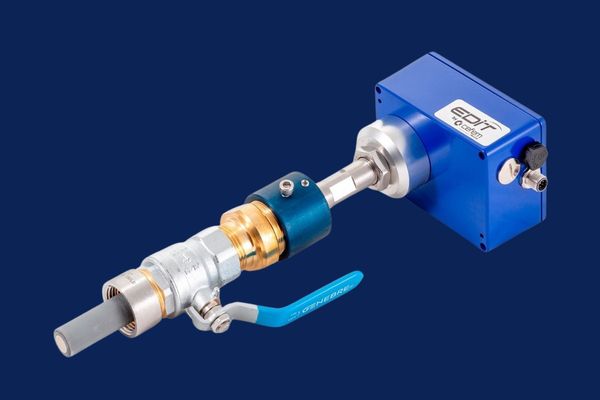 Misuratore di Portata Solidi a microonde: Dynamic Flow di Cefem 1 Misuratore di portata solidi a microonde Dynamic Flow di Cefem, sensore con cassa blu e guida d’onda in acciaio su sfondo blu