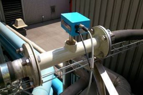 Misuratore di Portata Solidi a microonde: Dynamic Flow di Cefem 11 Misuratore di portata solidi a microonde su tubazione flangiata per carbone attivo e bicarbonato in un’unità di valorizzazione energetica