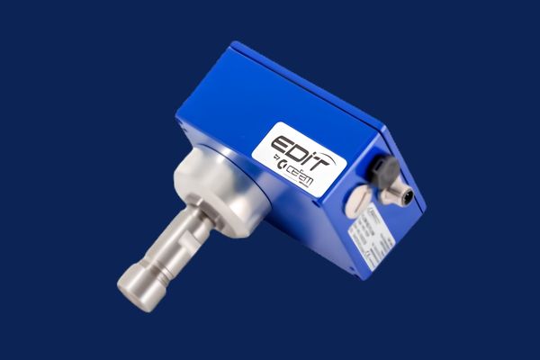 Misuratore di Portata Solidi a microonde: Dynamic Flow di Cefem 2 Sensore a microonde Cefem per misuratore di portata solidi, cassa blu con logo Edit e guida d’onda in acciaio