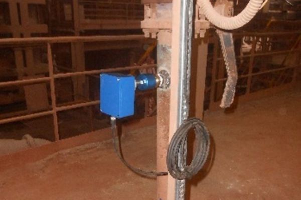 Misuratore di Portata Solidi a microonde: Dynamic Flow di Cefem 6 Misuratore di portata solidi a microonde installato su una tubazione verticale in un impianto industriale
