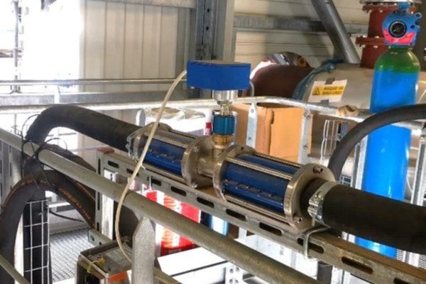 Misuratore di Portata Solidi a microonde: Dynamic Flow di Cefem 16 Sistema a sezione ridotta con sensore del misuratore di portata solidi installato in un impianto con manichette flessibili