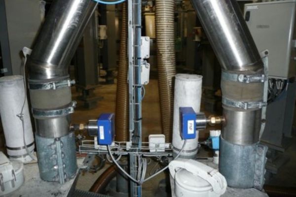 Misuratore di Portata Solidi a microonde: Dynamic Flow di Cefem 7 Due sensori del misuratore di portata solidi installati su due condotti in acciaio paralleli