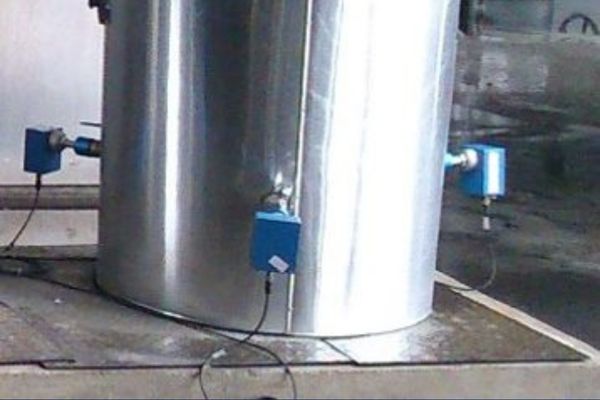 Misuratore di Portata Solidi a microonde: Dynamic Flow di Cefem 13 Sensori del misuratore di portata solidi montati su un serbatoio in acciaio inox