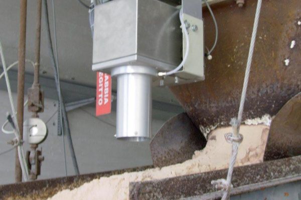 Analizzatore di umidità NIR installato sopra un nastro trasportatore