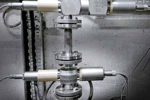 Colorimetro di processo Optek AF16-F e AF26: guida completa alle differenze 4 Colorimetro di processo installato in linea su tubazione in un impianto industriale
