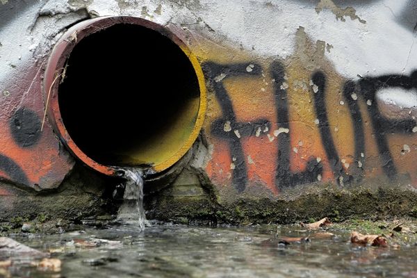 Colorimetro di processo Optek AF16-F e AF26: guida completa alle differenze 7 Scarico industriale in un corso d'acqua monitorato da un colorimetro di processo