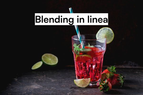 Blending in linea di bevande alcoliche: misurare il Brix con il rifrattometro PR53AC 1 Blending in linea di bevande alcoliche: bicchiere di spritz rosso con fragole, lime e cannuccia a righe