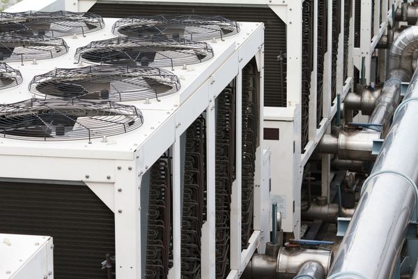 Misuratore di portata data center: cosa guarda davvero chi deve scegliere un impianto di raffreddamento 2 unità di raffreddamento esterne su tetto di data center con tubazioni