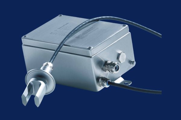 Sensore Sensotech con attacco Clamp e custodia inox collegata con cavo