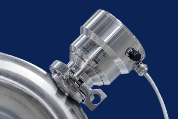 Blending in linea di bevande alcoliche: misurare il Brix con il rifrattometro PR53AC 4 Rifrattometro di processo PR53AC in acciaio inox visto dal lato a contatto con il liquido