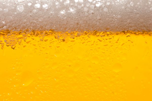 Birra con schiuma, esempio di liquido alimentare misurabile in linea con sensori a ultrasuoni